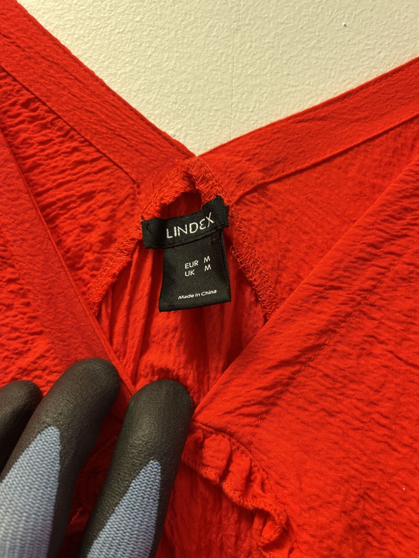 Lindex röd skrynklig klänning med v-ringning