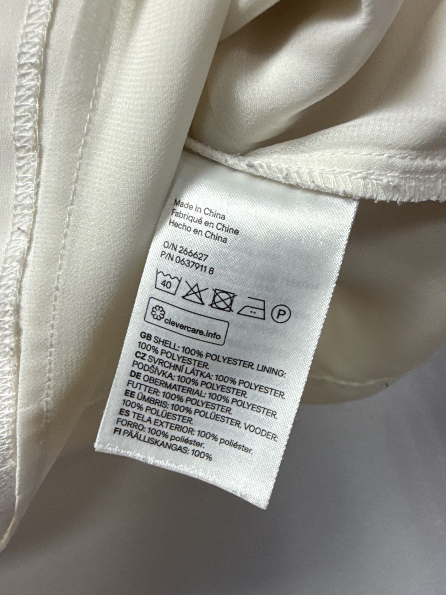 H&M vit blus med v-ringning och vida ärmar