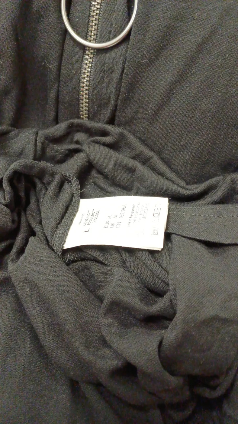 Lindex svart t-shirt med dragkedja