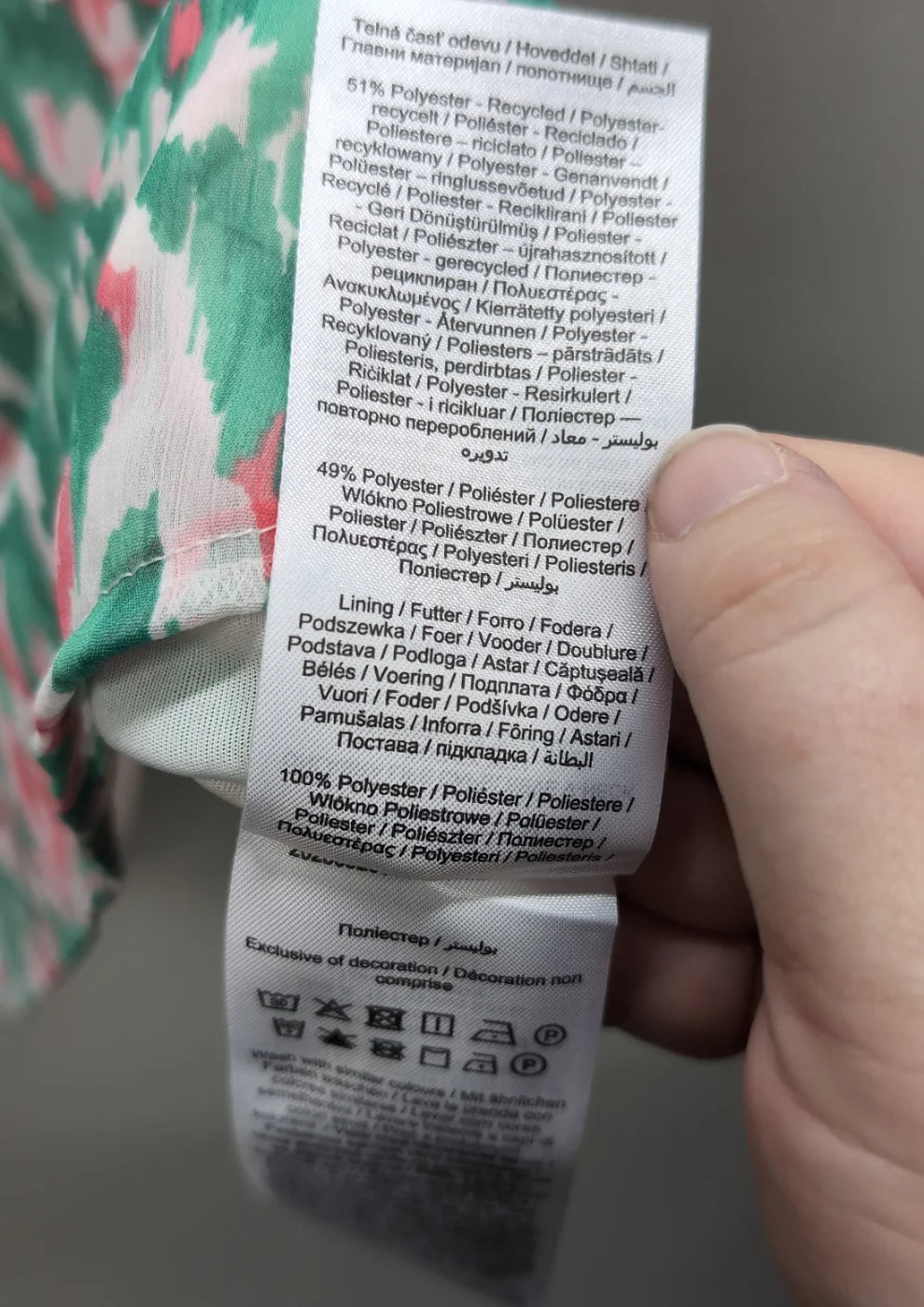 ONLY blus med v-ringning och volangärm
