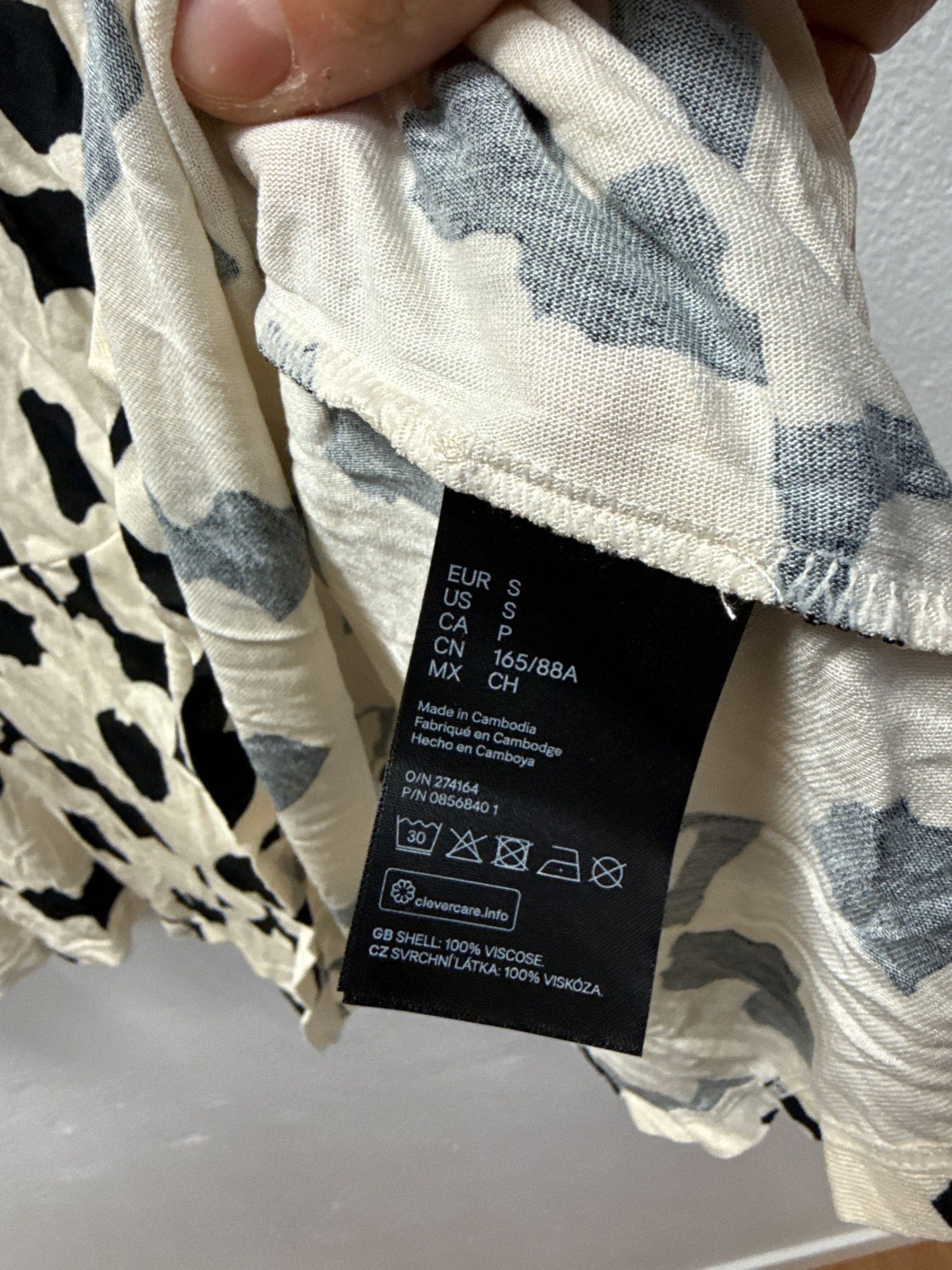 H&M ärmlös mönstrad klänning med utställd nederkant
