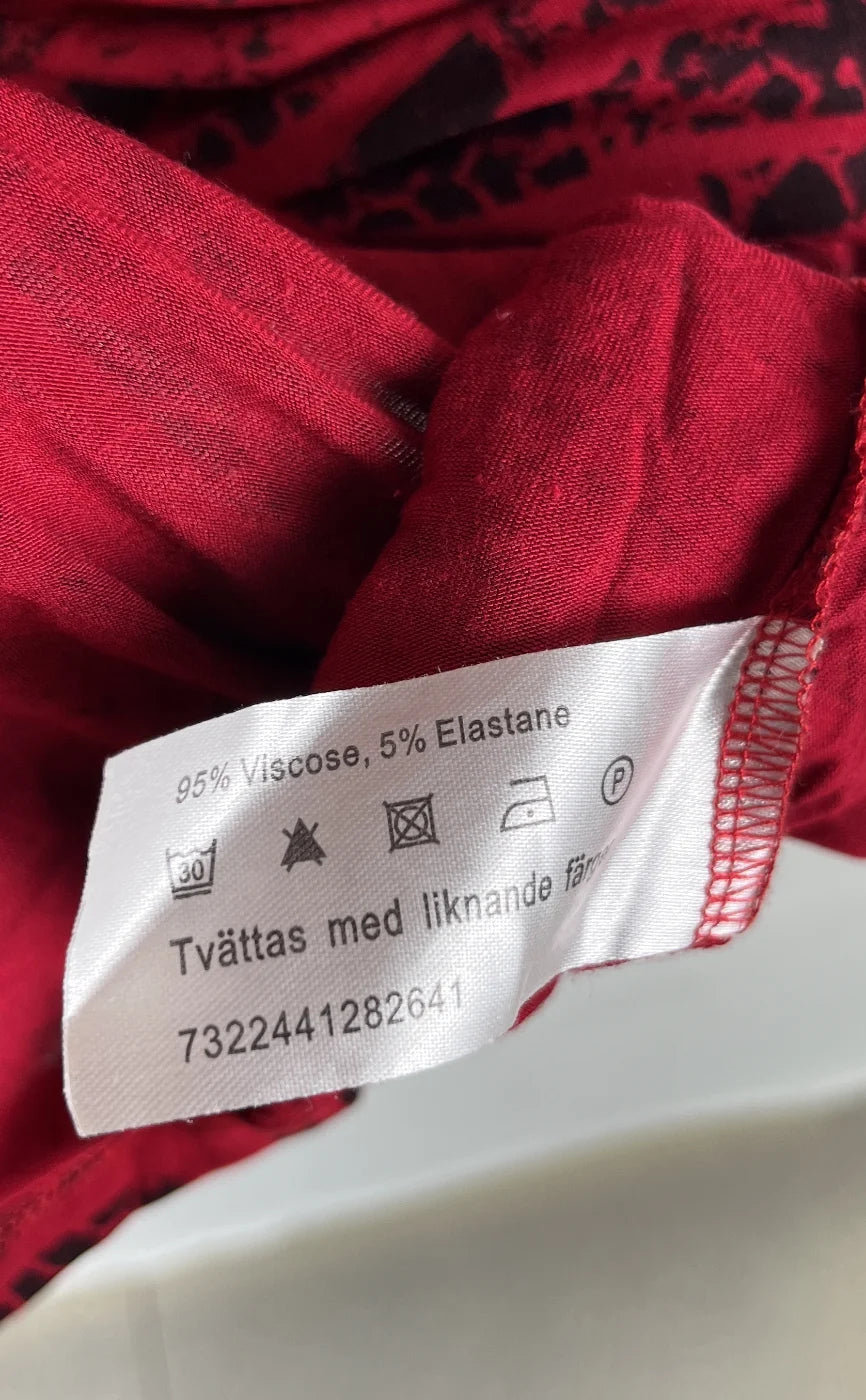Plus mönstrad vinröd linne