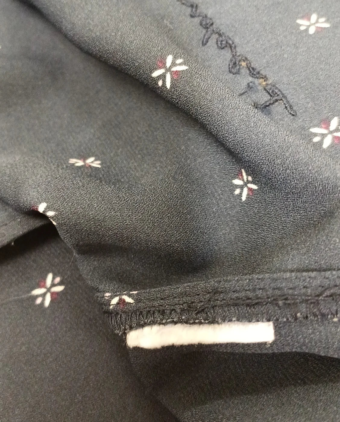 Bondelid mörkblå blus med blommönster