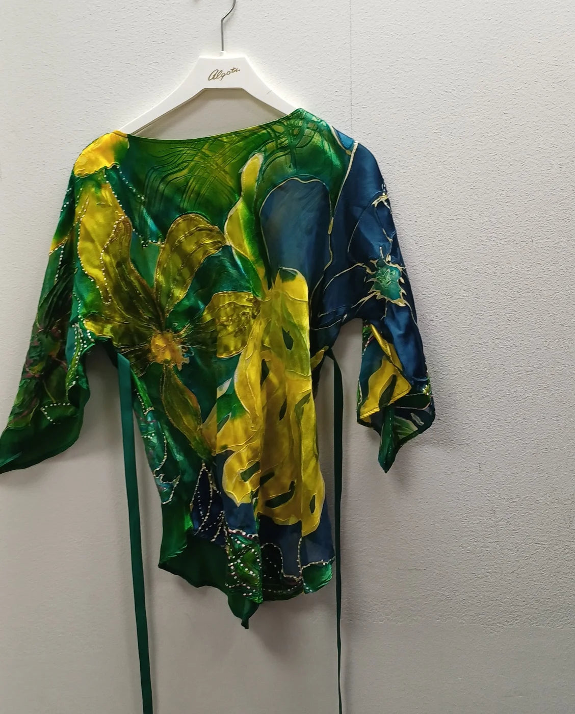 Sidenmjuk blus med blommönster och asymmetrisk fåll