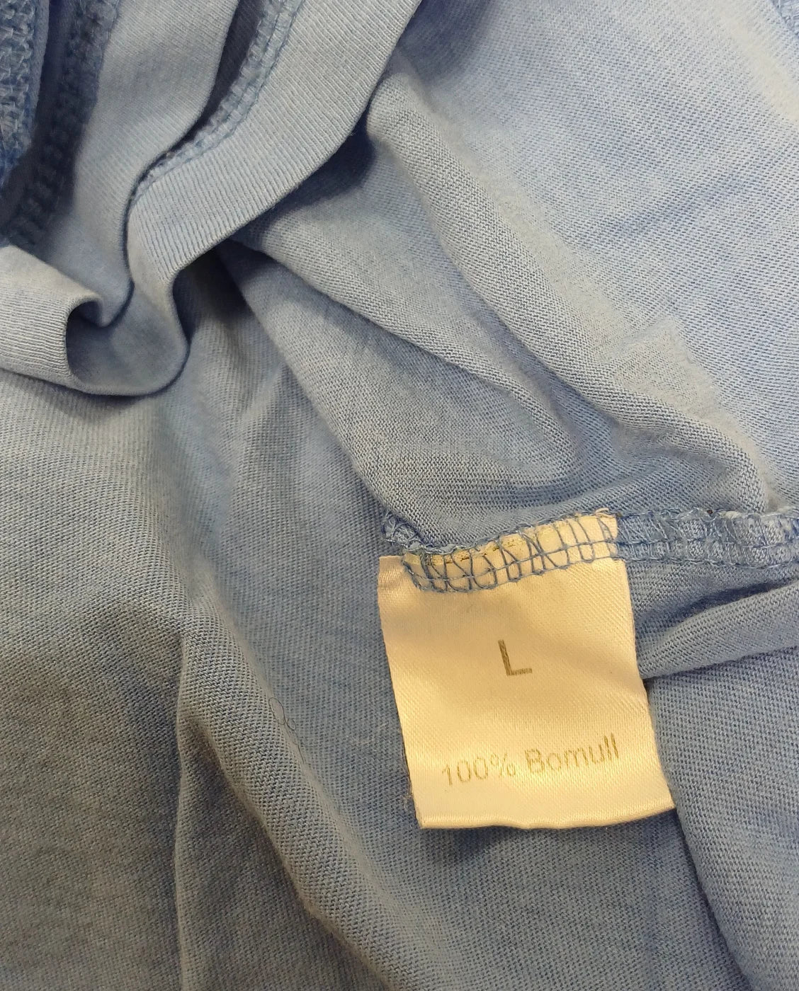 Ljusblå t-shirt med tecknat tryck