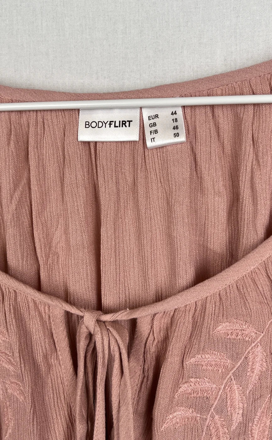 Bodyflirt rosa broderad blus med volanger