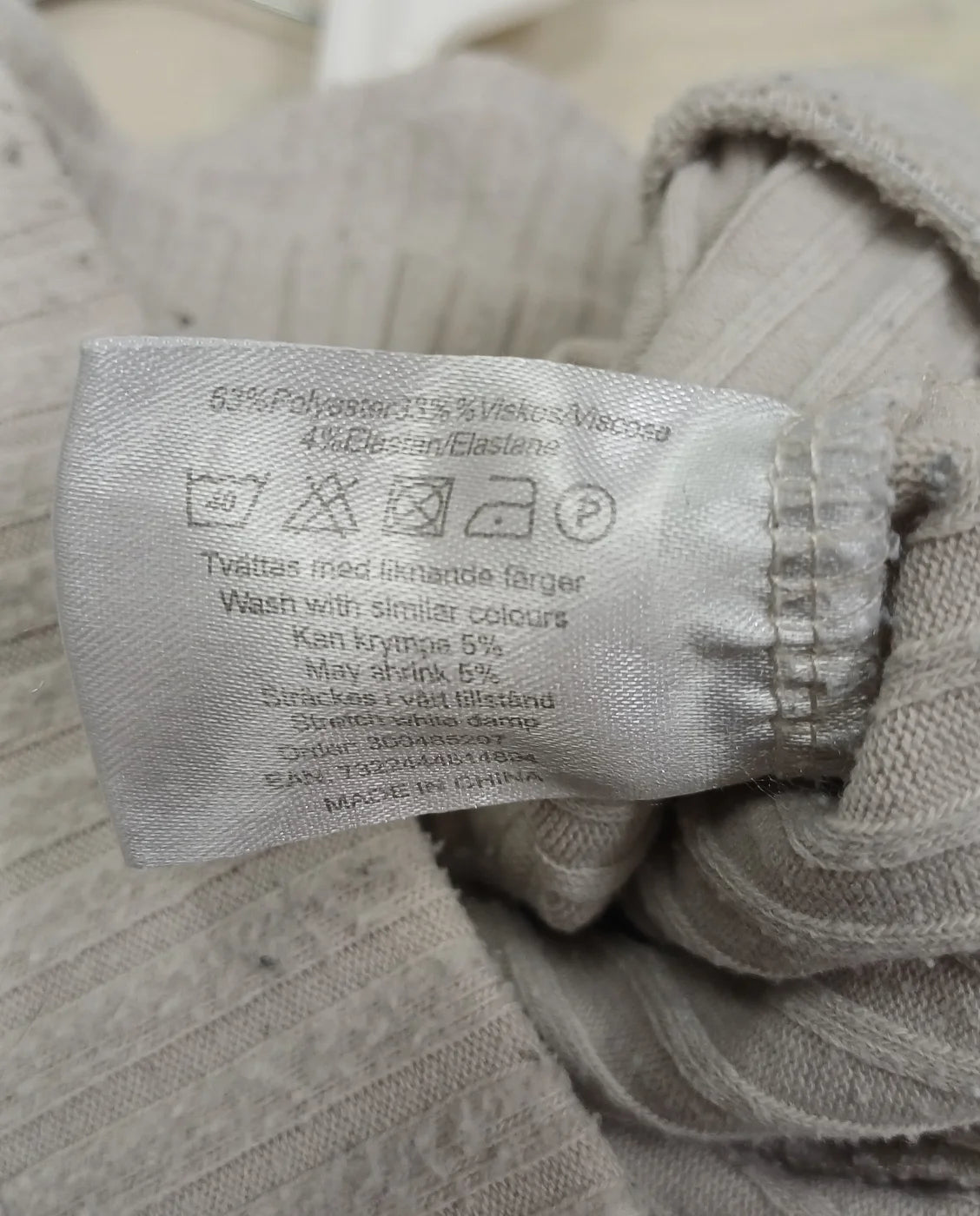 Ribbad beige stickad shorts