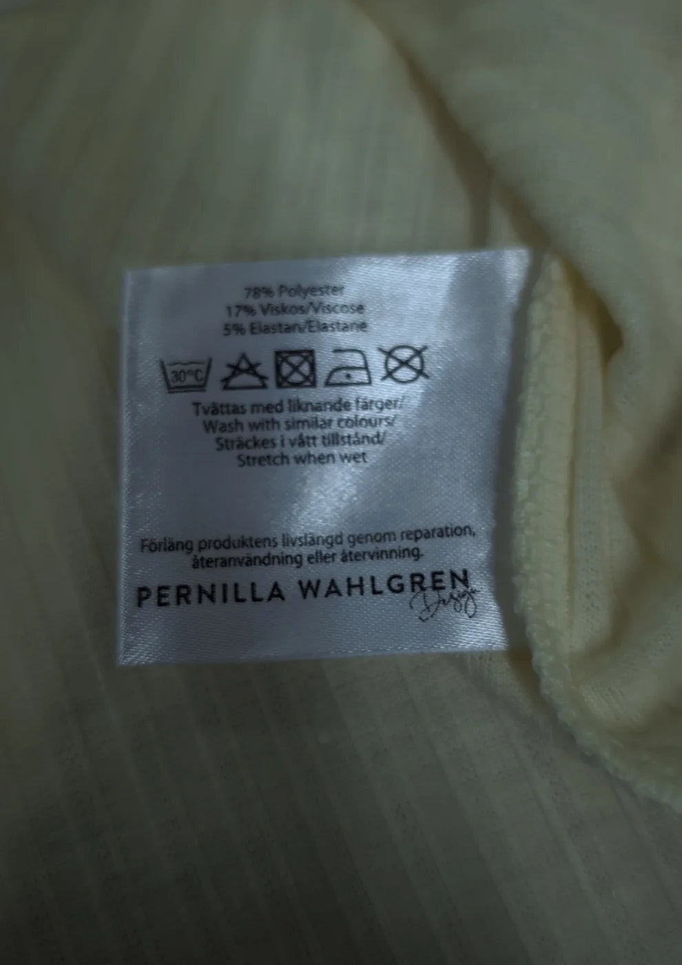 Pernilla Wahlgren ribbad topp med volang