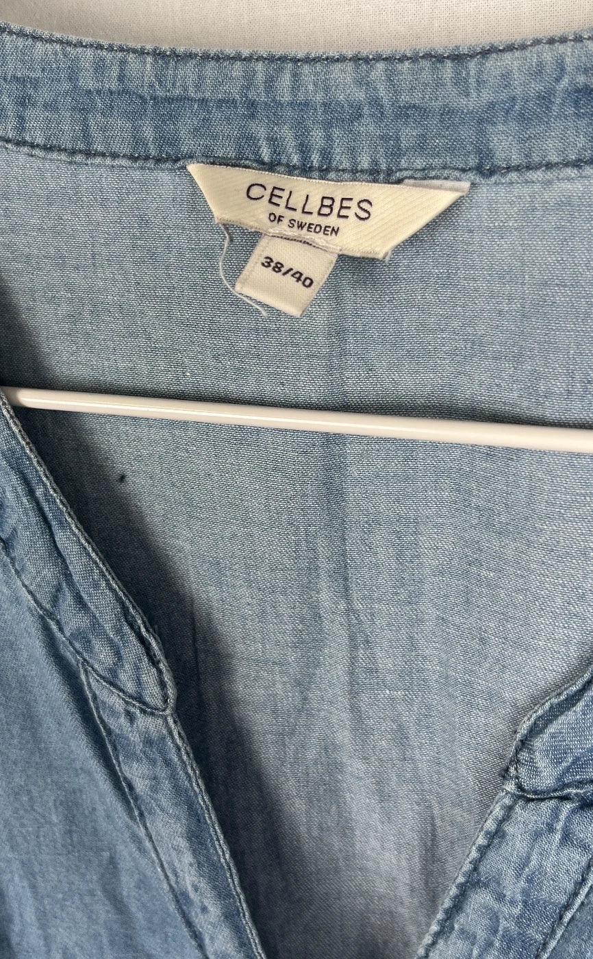 Cellbes ljusblå denimklänning med knappfront
