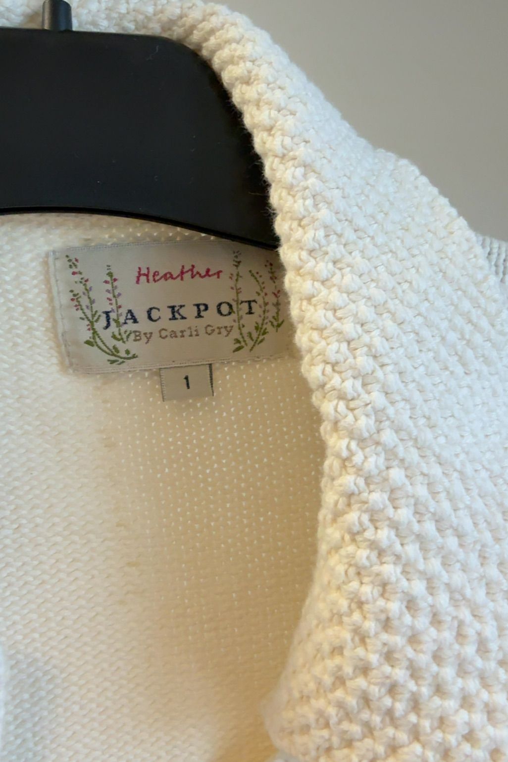 Jackpot stickad krämfärgad kofta med broderi