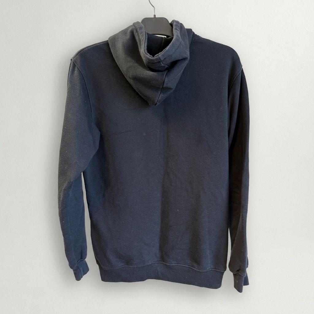 WIN WIN svart hoodie med kanguruficka