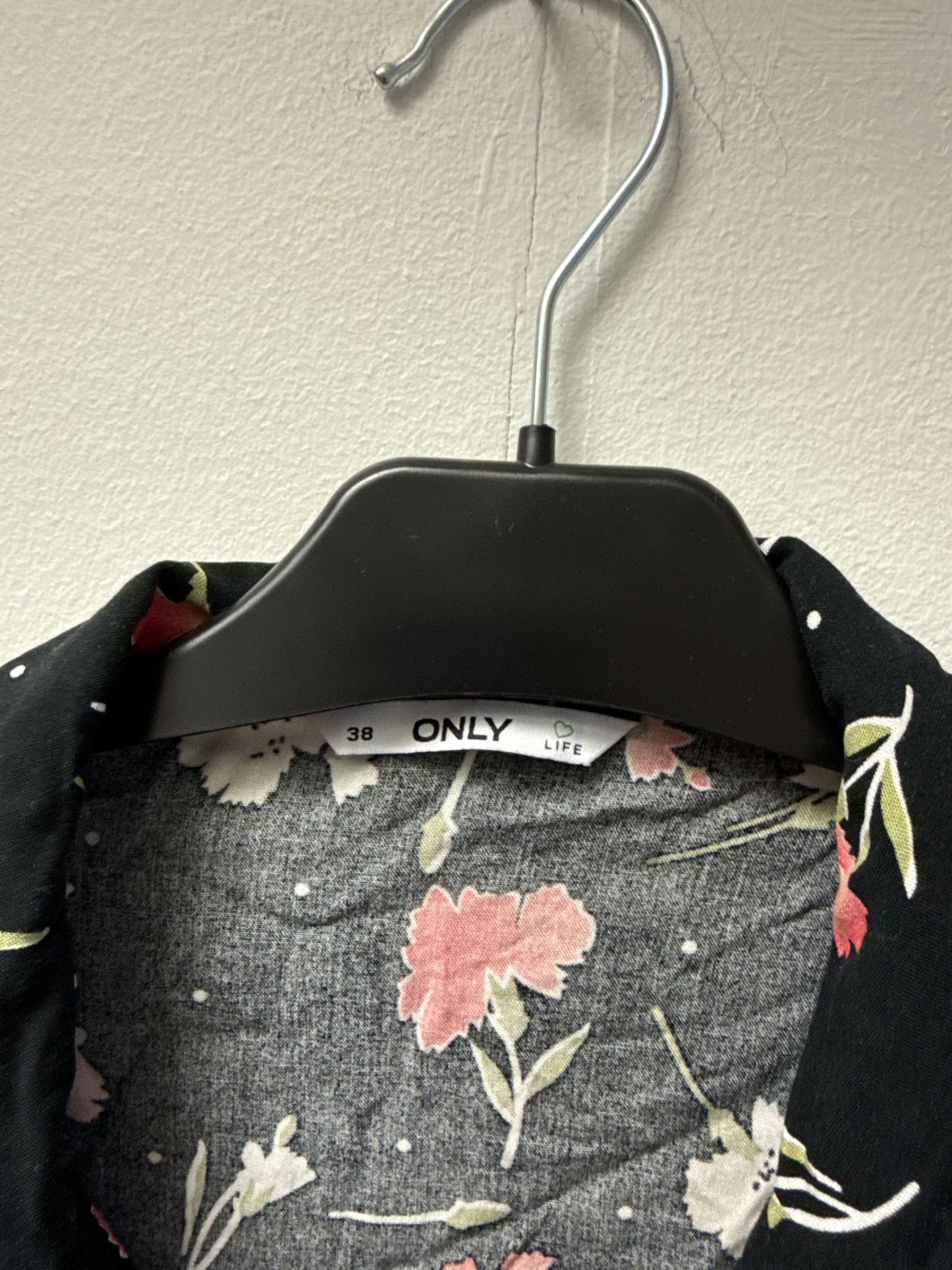 Only blommig blus med knäppning fram