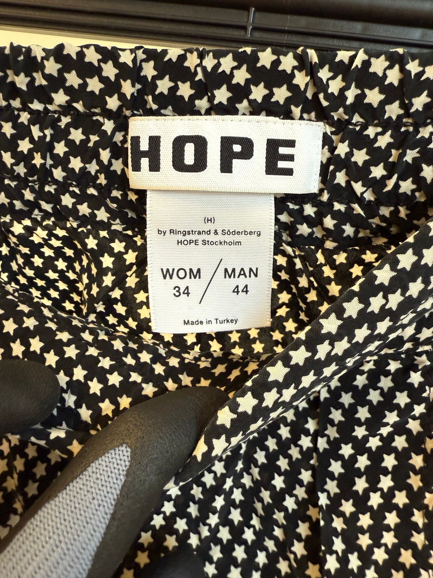 HOPE svarta shorts med stjärnmönster