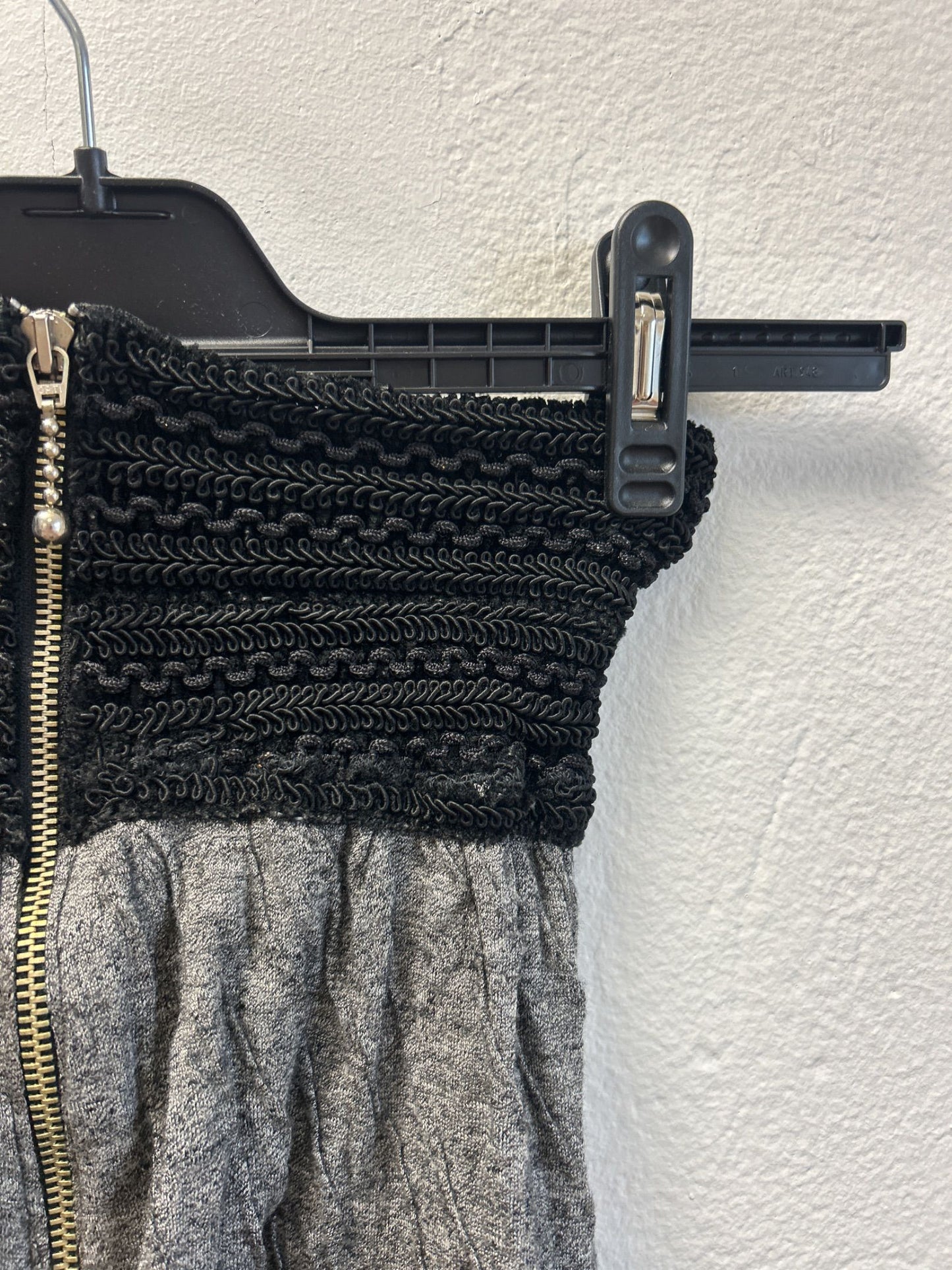 Quiltad grå trikåjacka och byxset