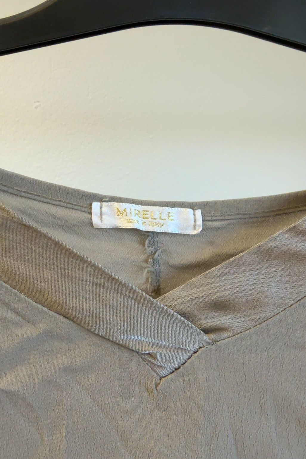 Mirelle ljus beige blus med v-ringning