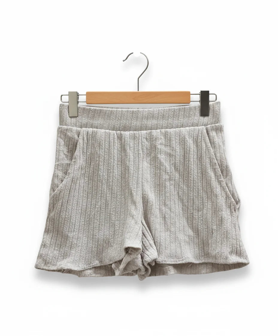 Ribbad beige stickad shorts