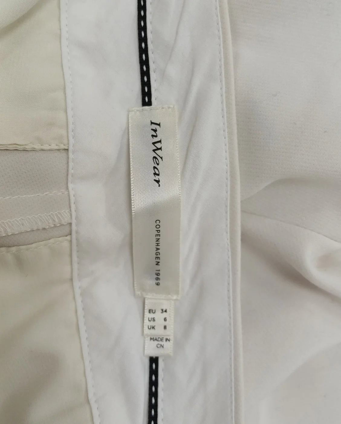 InWear ljusbeige plisserade byxor
