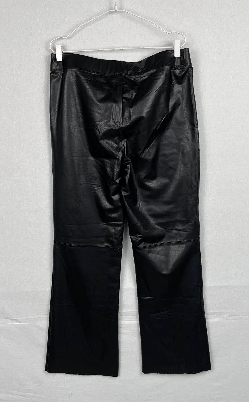 Svarta vida byxor i fuskläder