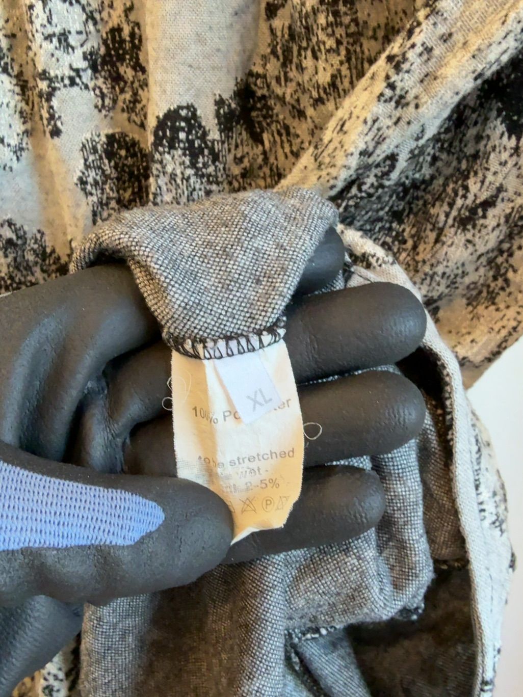 Jacquardstickad blus i grått och svart
