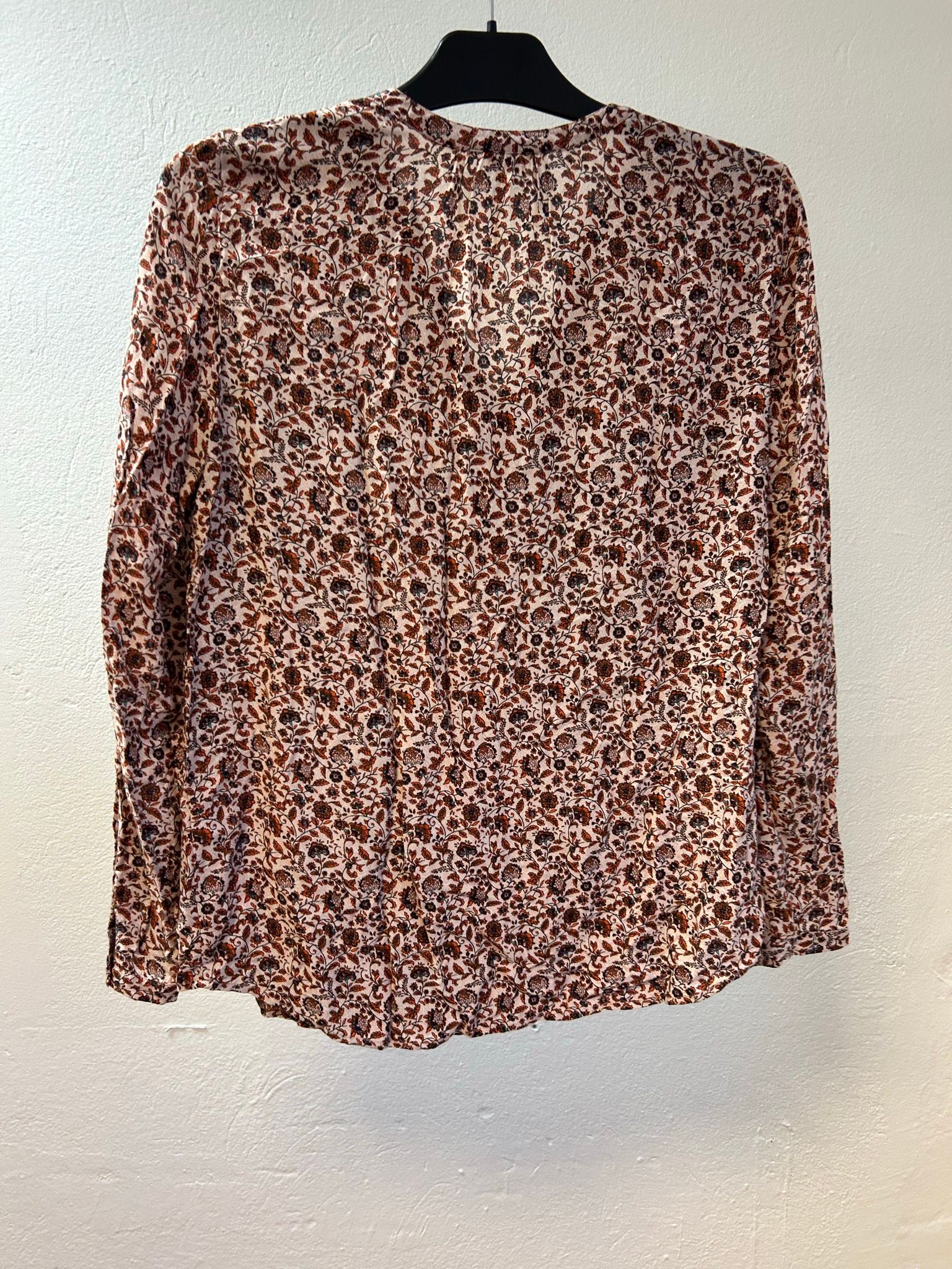 Esprit blommig blus med långa ärmar