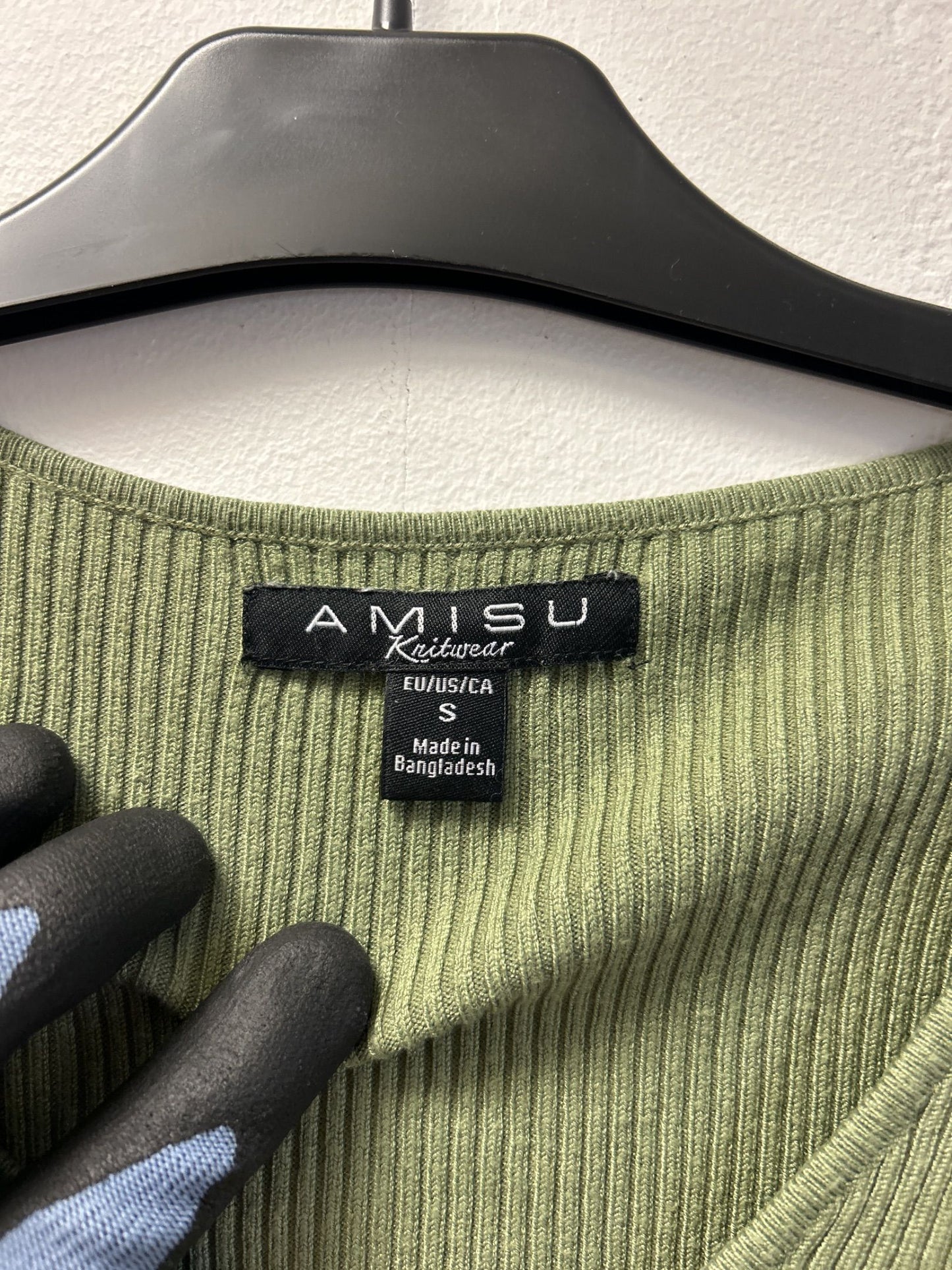 Amisu ribbad topp med v-ringning i salviagrönt