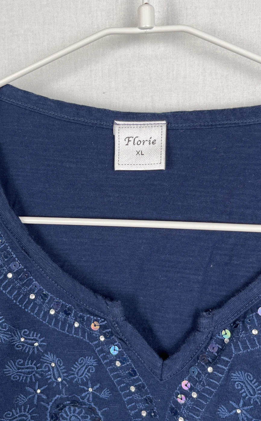 Florie broderad marinblå ärmlös topp