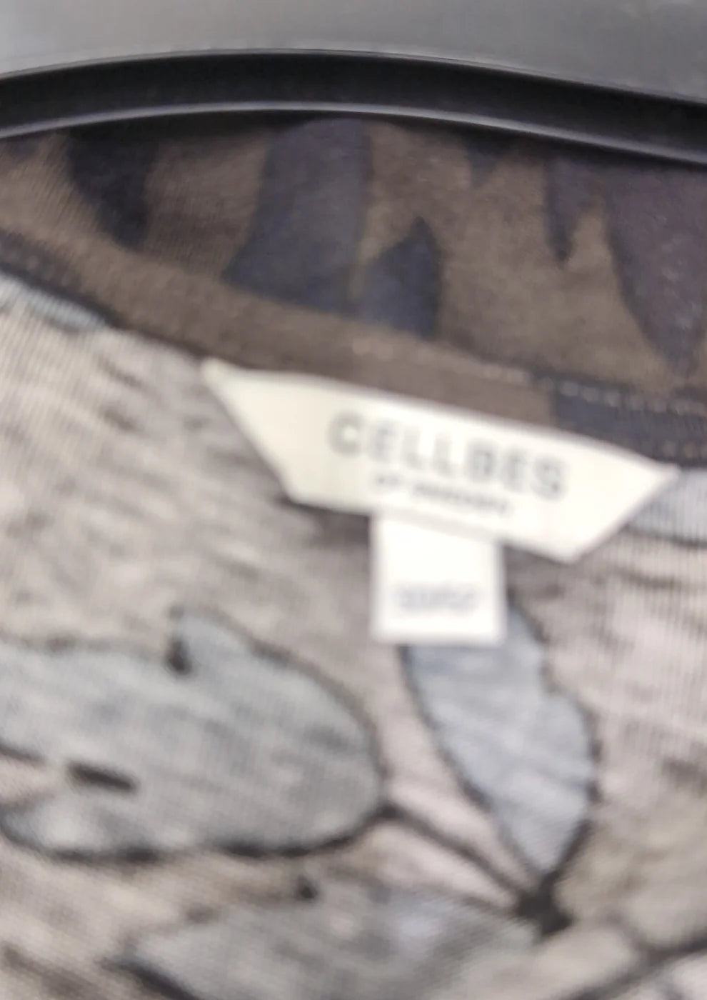 Cellbes brun klänning med bladmönster