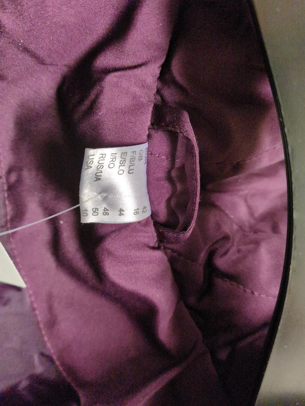 Vadderad vinröd huva jacka med pälsimitation kant