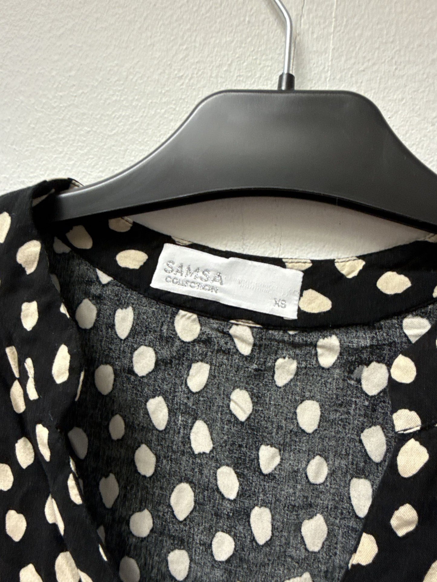 Samsa Collection svart och vit prickig blus