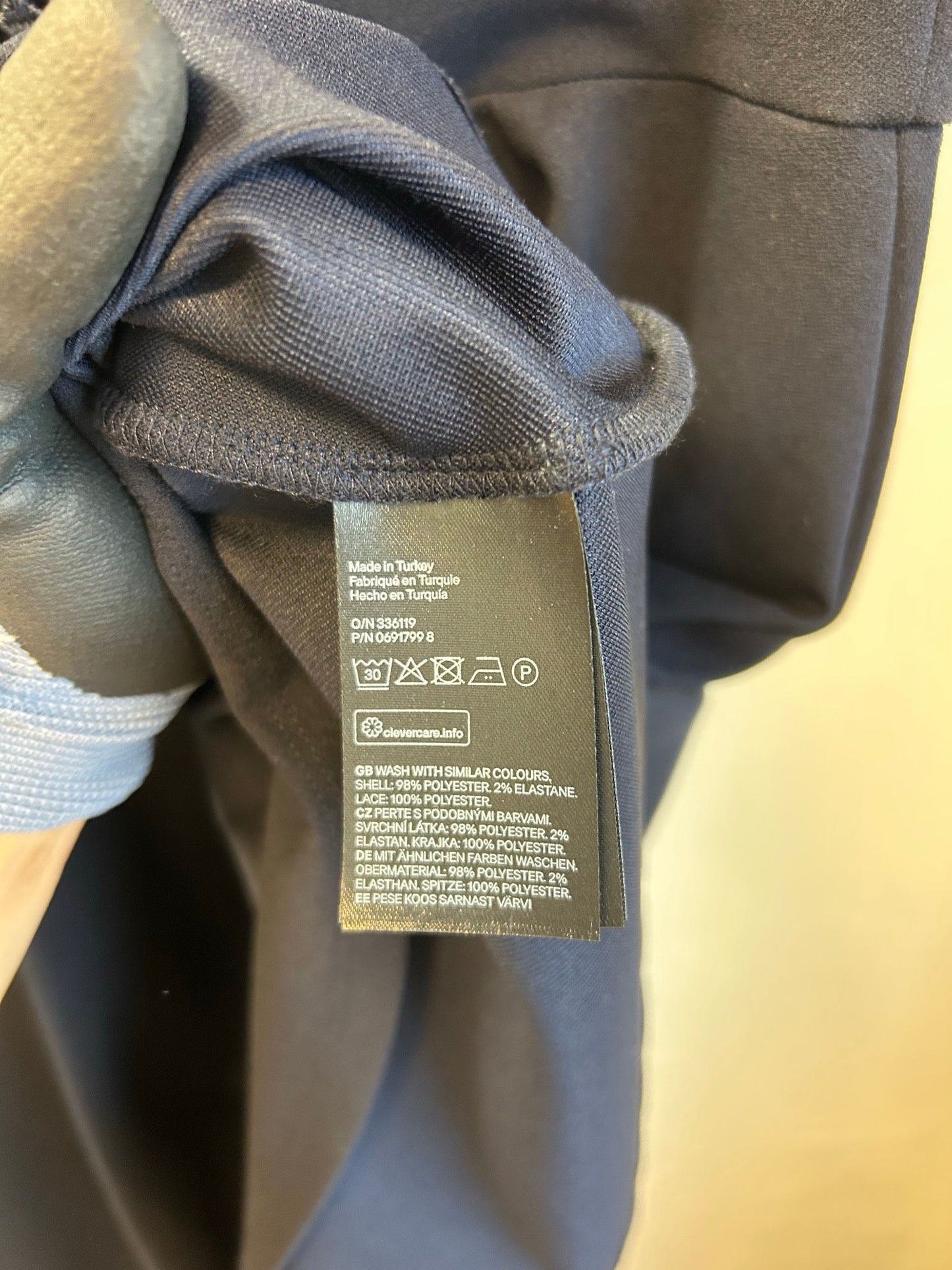 H&M marinblå midiklänning med spetsdetalj