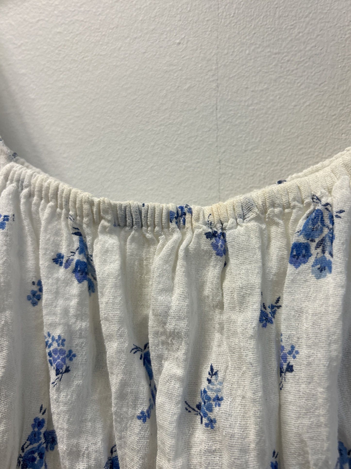 H&M vit blommig crop top med puffärm