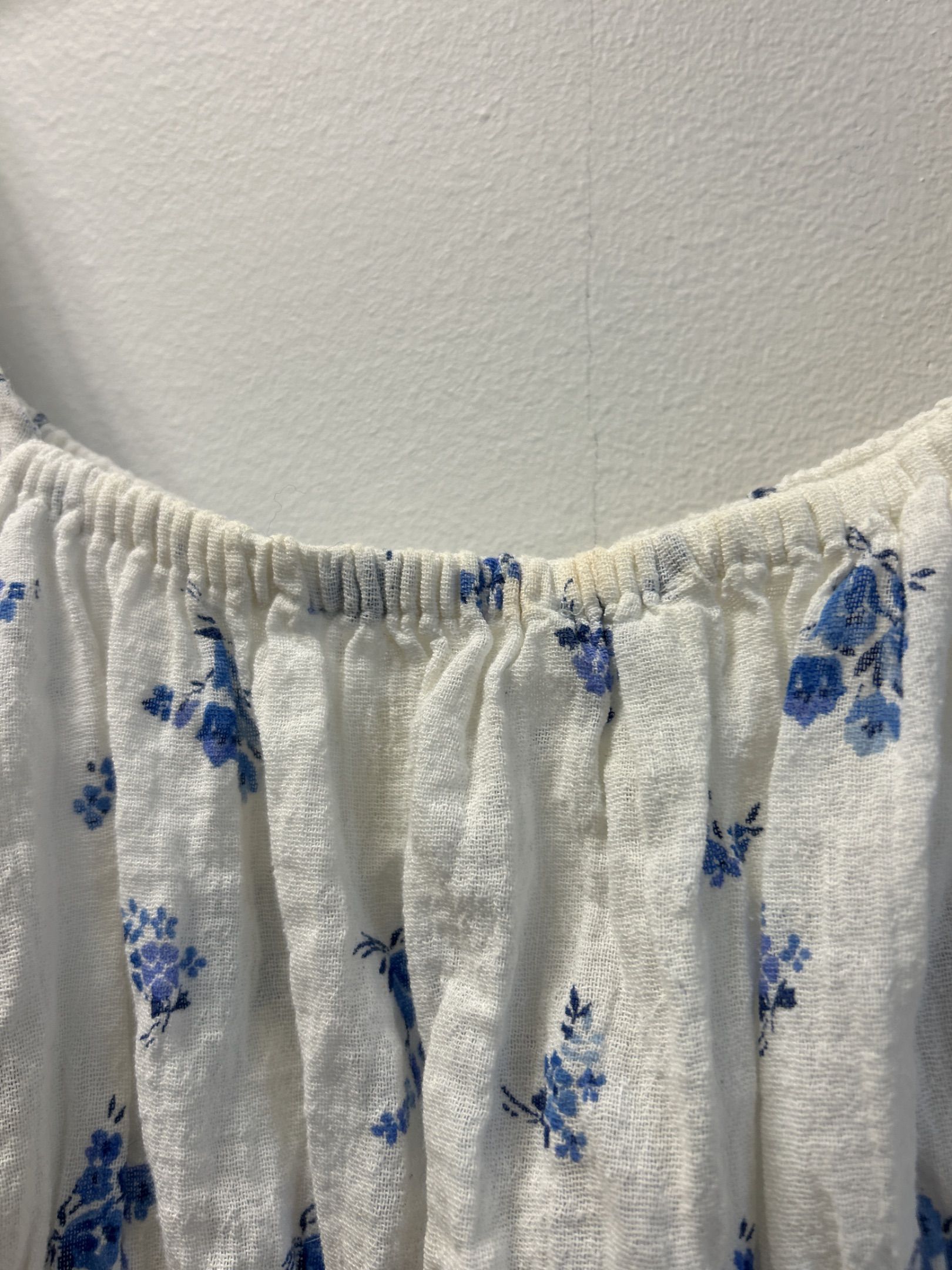 H&M vit blommig crop top med puffärm
