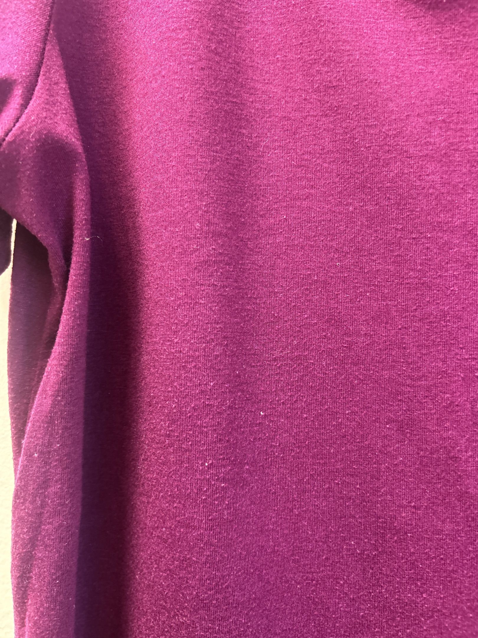 Basic U bas t-shirt i burgundy med kort ärm