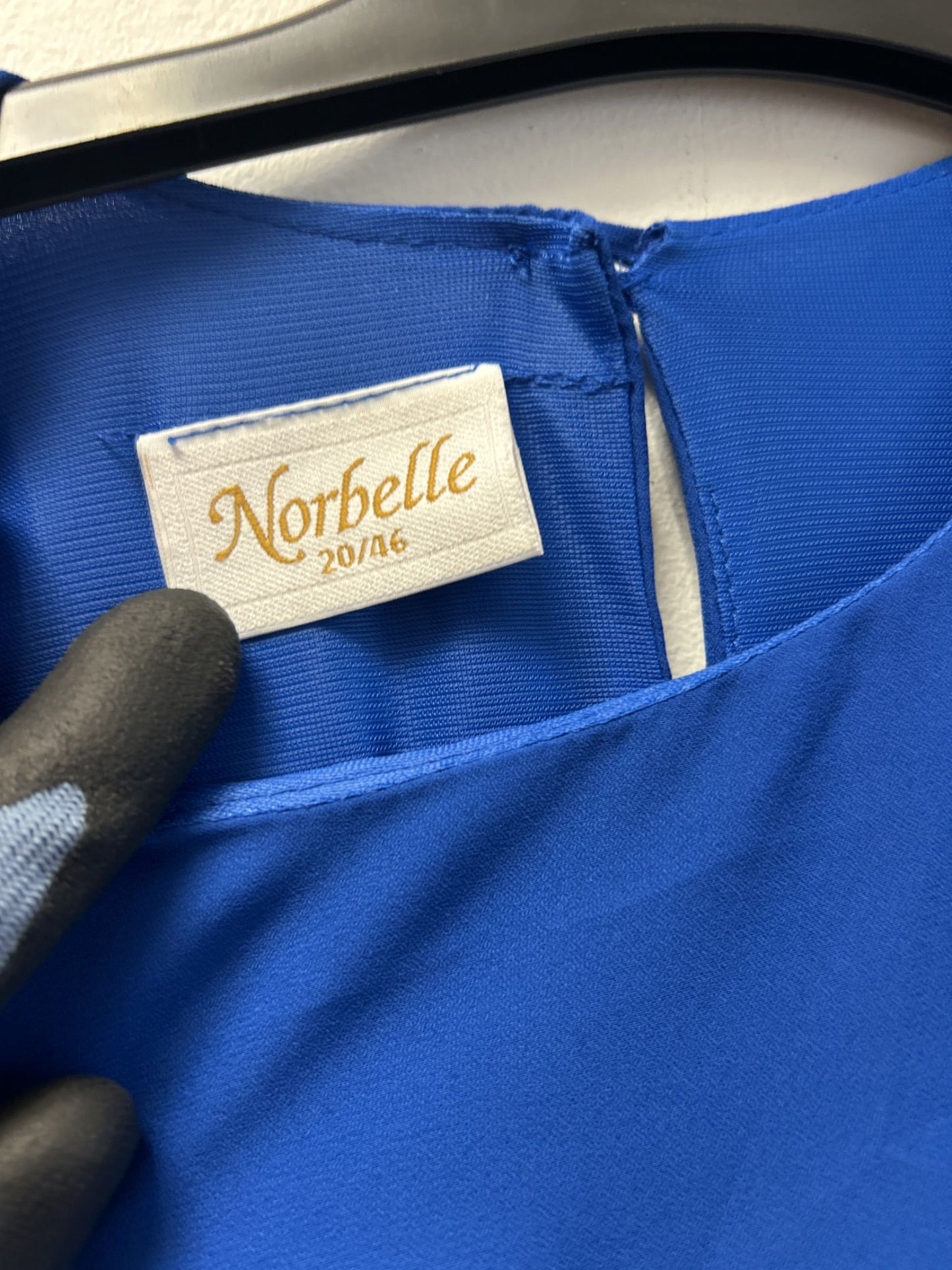 Norhelle klarblå klänning med lager och långa ärmar