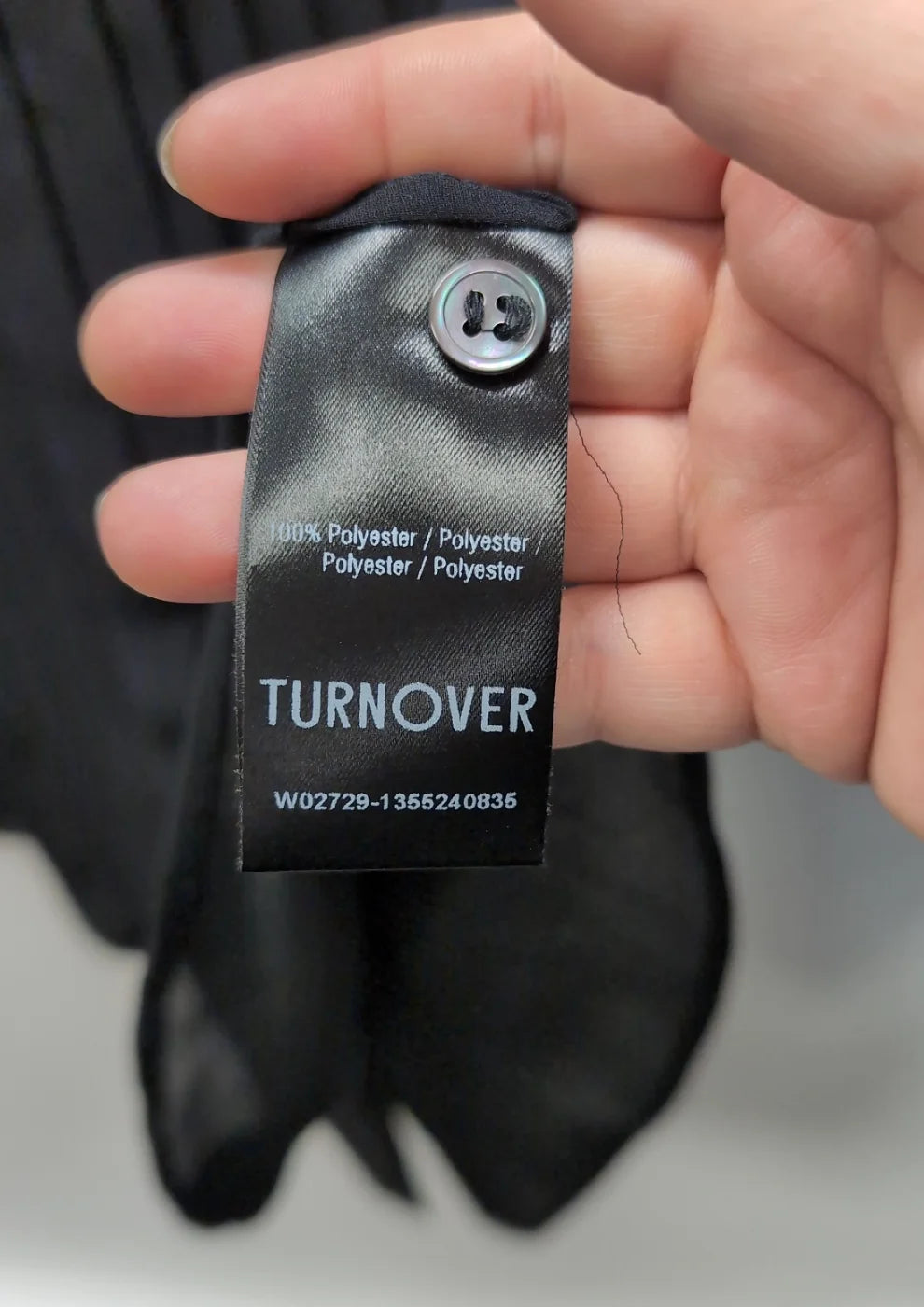 Turnover svart genomskinlig blus med veck