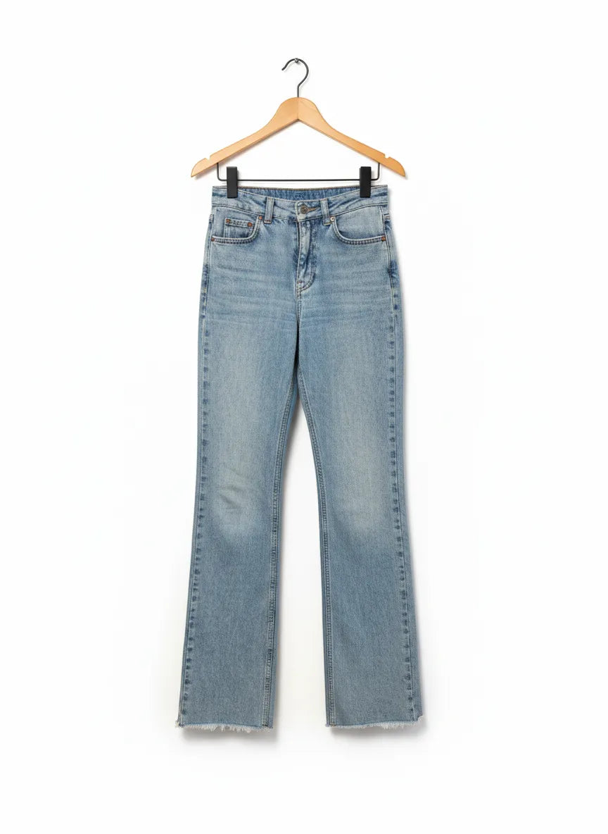 Perfect Jeans ljusblå denimjeans med rå fåll