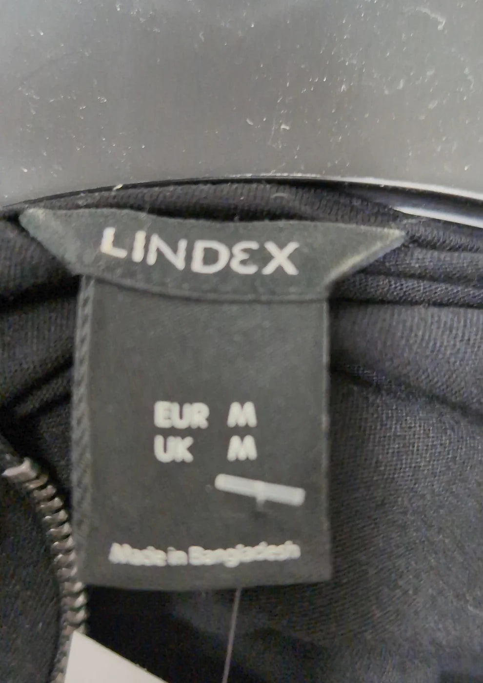 Lindex svart t-shirt med dragkedja