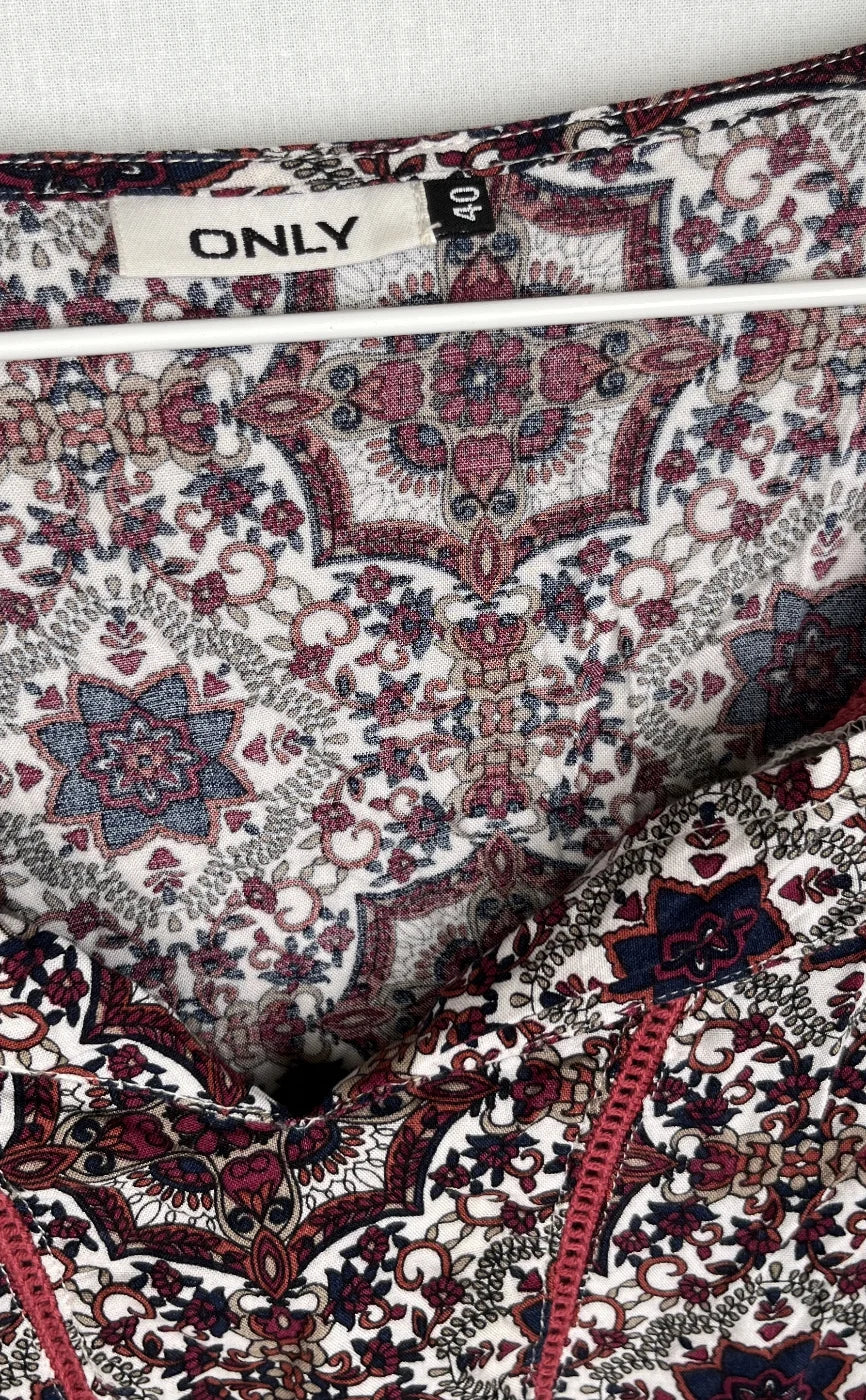 Only långärmad mönstrad topp