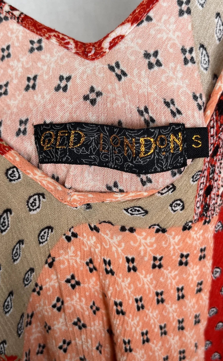 QED London byxdress med lapptäcksmönster och smala axelband