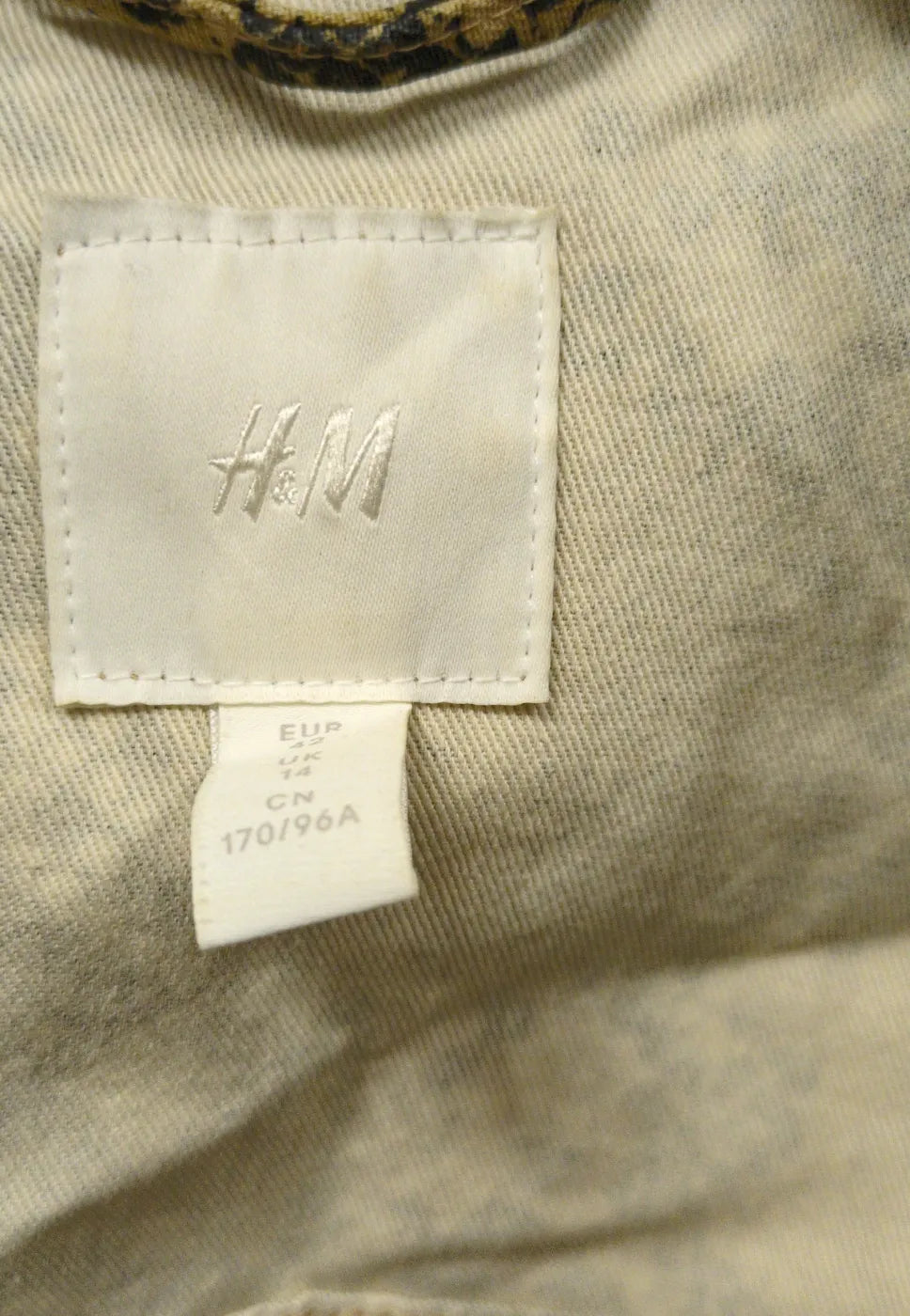 H&M kort jacka med ormmönster