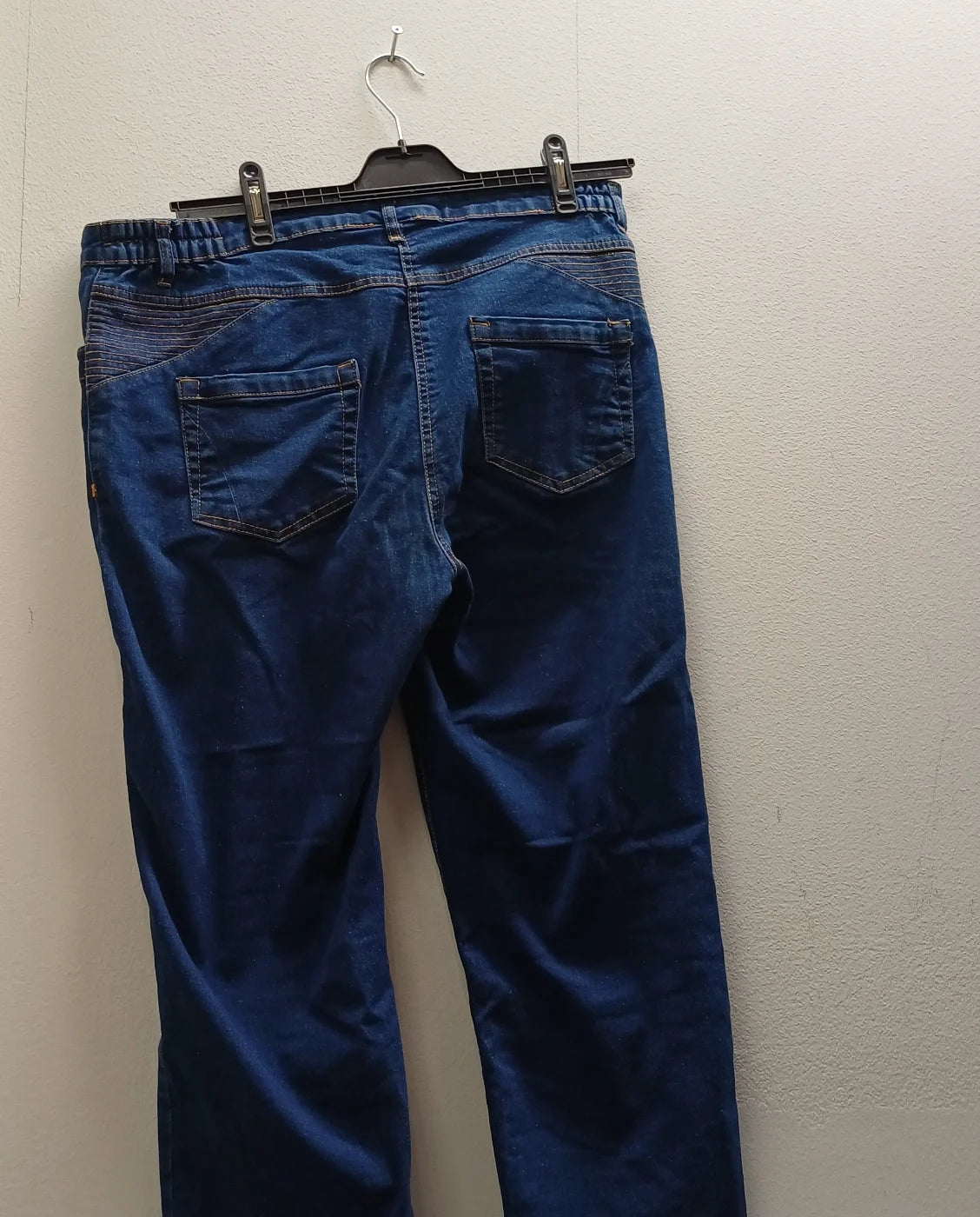 Mörkblå denimjeans med resårmidja