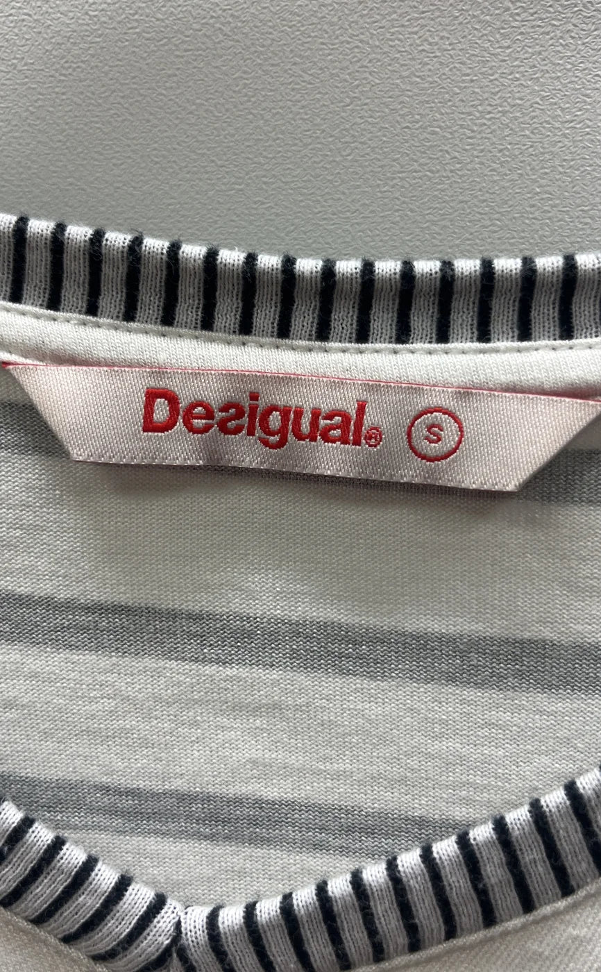 Desigual t-shirt med blommönster och v-ringning