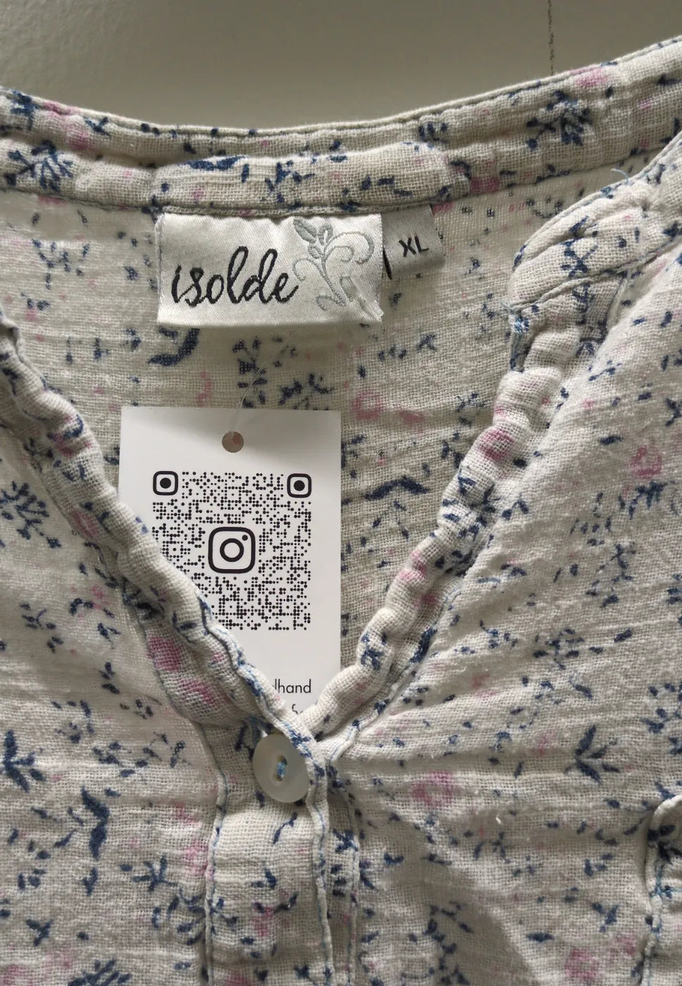 Isolde vit blus med blommönster och knappar