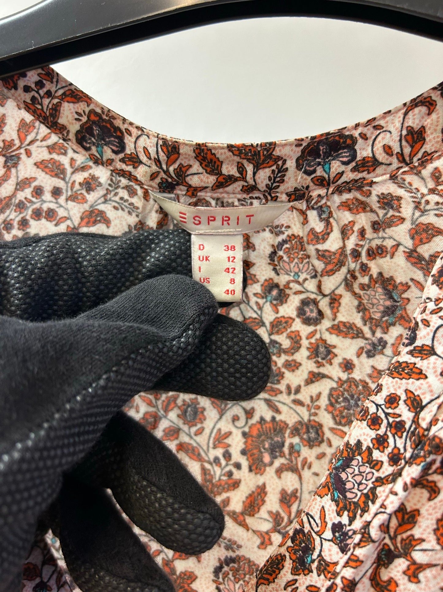 Esprit blommig blus med långa ärmar