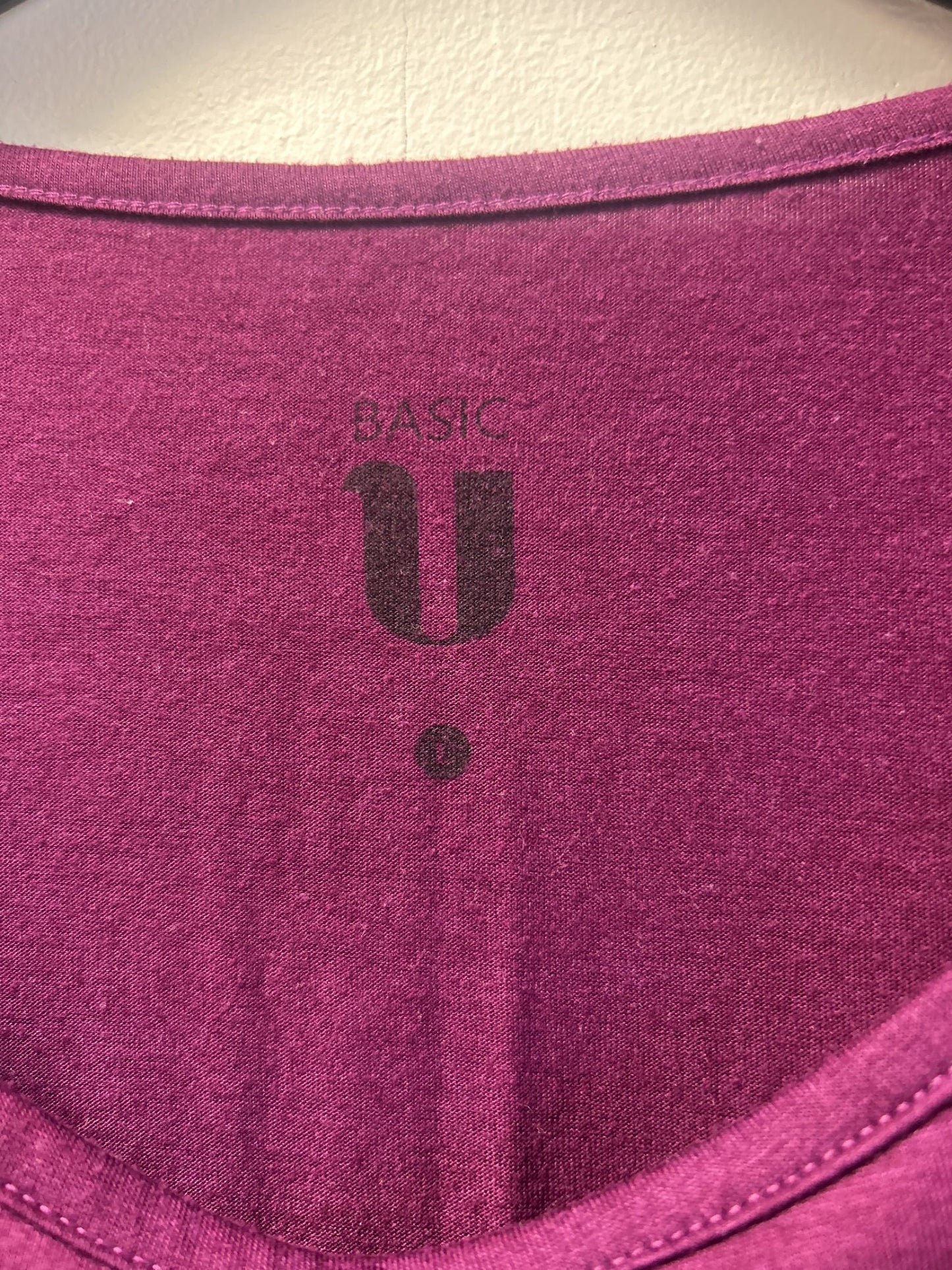 Basic U bas t-shirt i burgundy med kort ärm