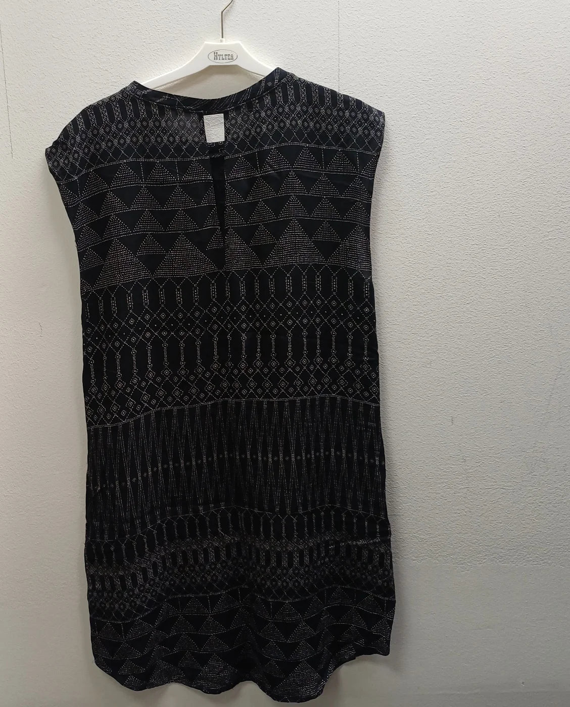 H&M svart mönstrad klänning med kort ärm