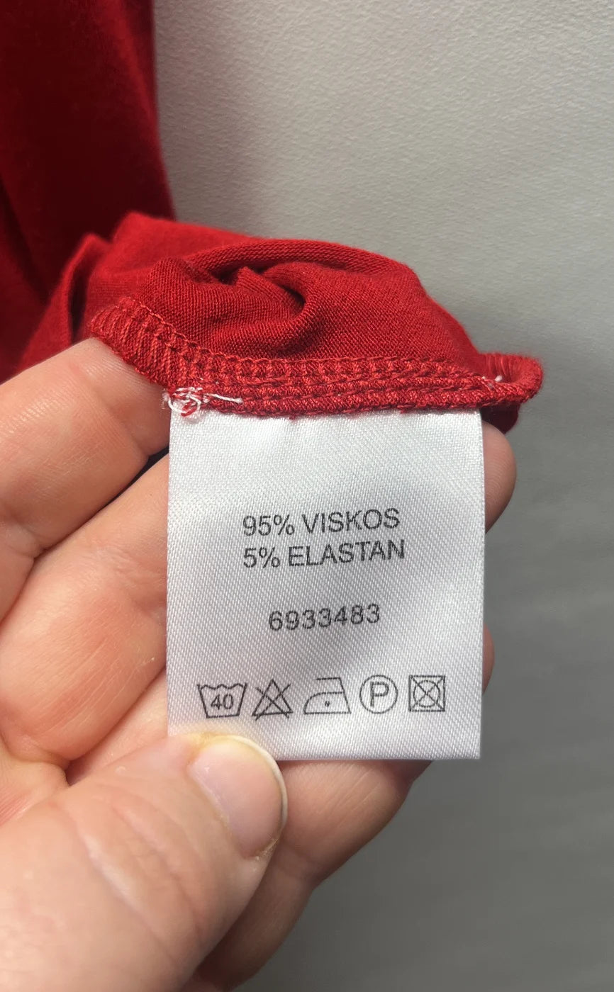 Isolde röd ärmlös topp med nitar