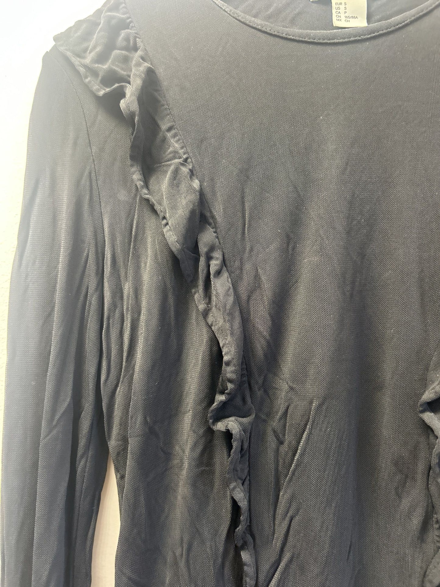H&M svart långärmad topp med volangdetalj