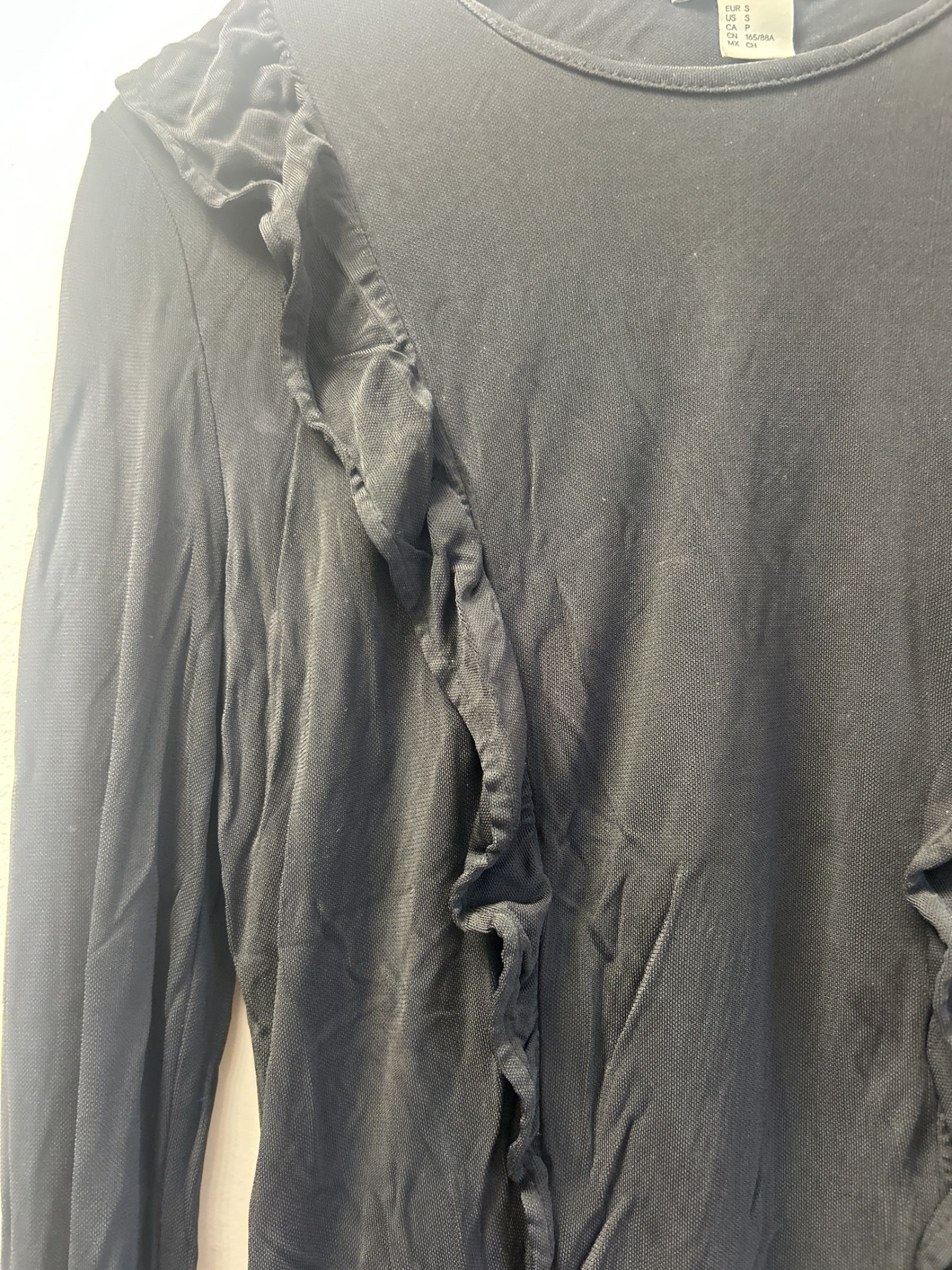 H&M svart långärmad topp med volangdetalj