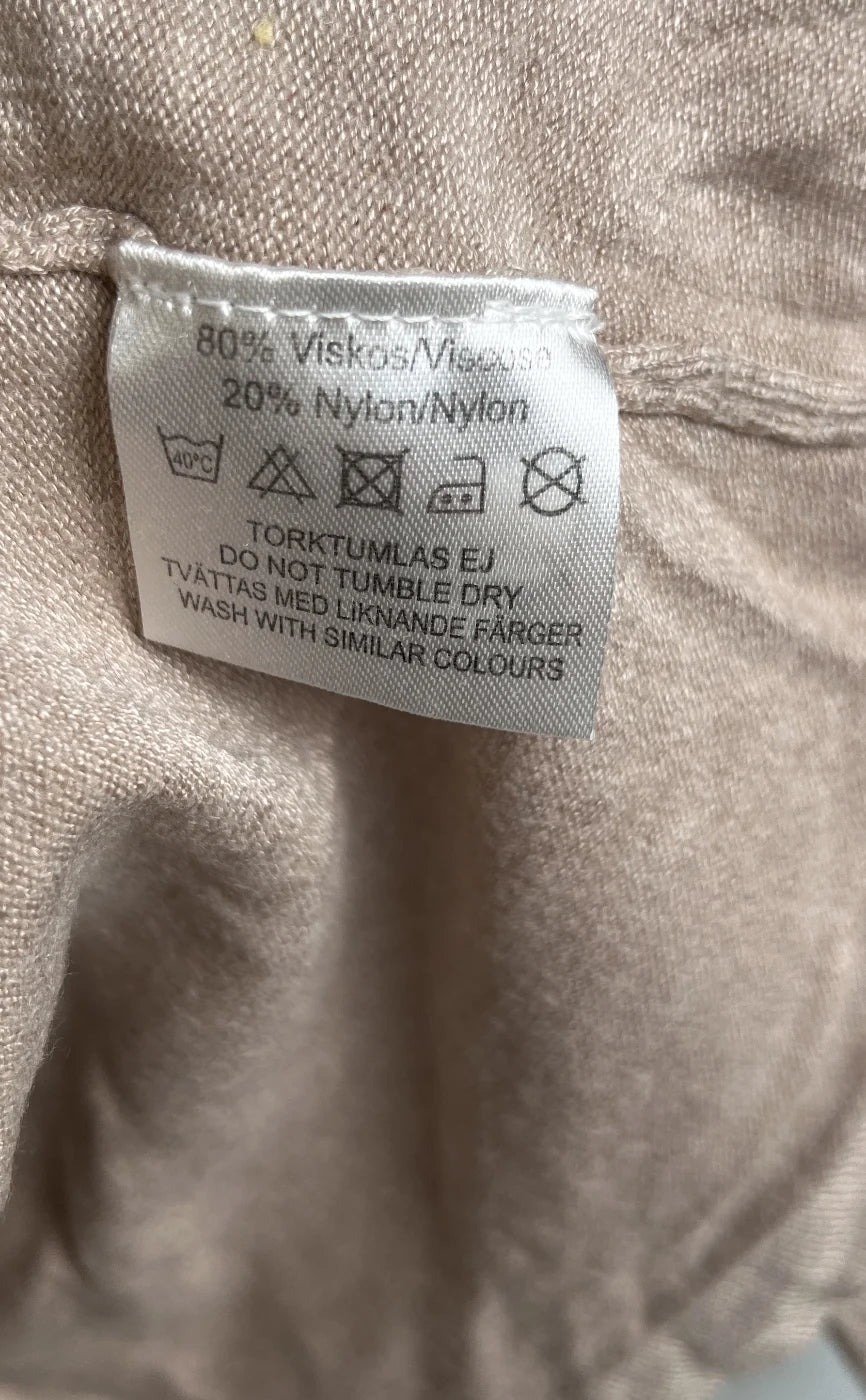 Ljusbeige draperad stickad kofta